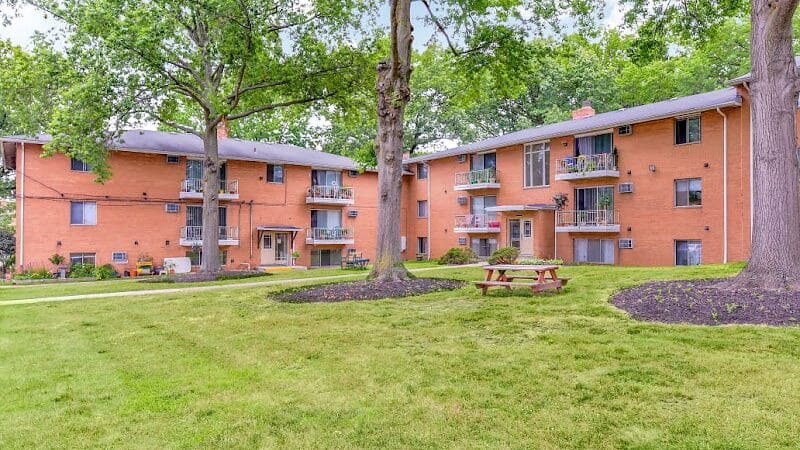 Parma Park Apartments - Parma, OH