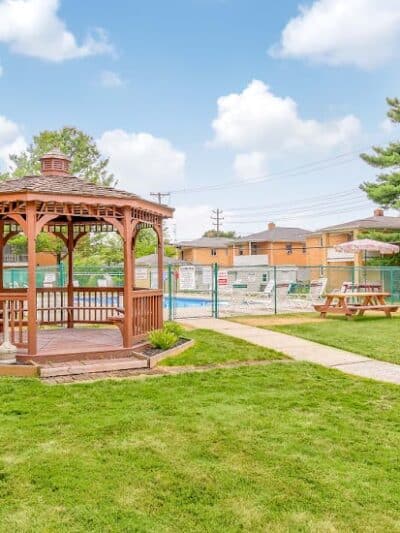 Parma Park Apartments - Parma, OH