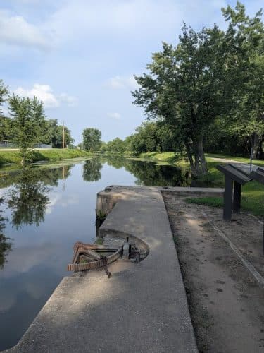 Hennepin canal parkway trailhead