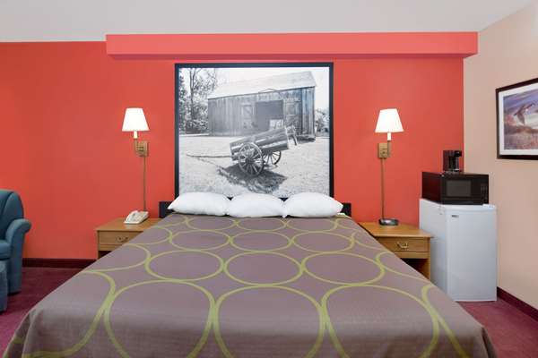 Super 8 by Wyndham Mound City - Mound City, MO