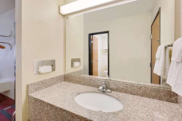 Super 8 by Wyndham Mound City - Mound City, MO