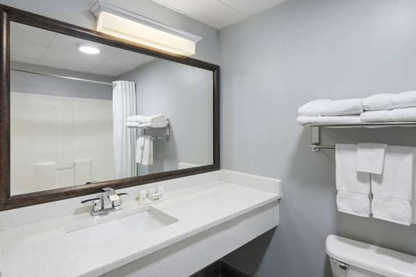AmericInn by Wyndham Stuart - Stuart, IA