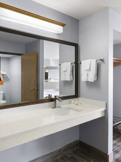 AmericInn by Wyndham Stuart - Stuart, IA