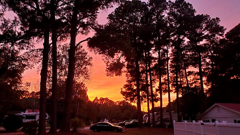 Fayetteville RV Resort & Cottages - Wade, NC