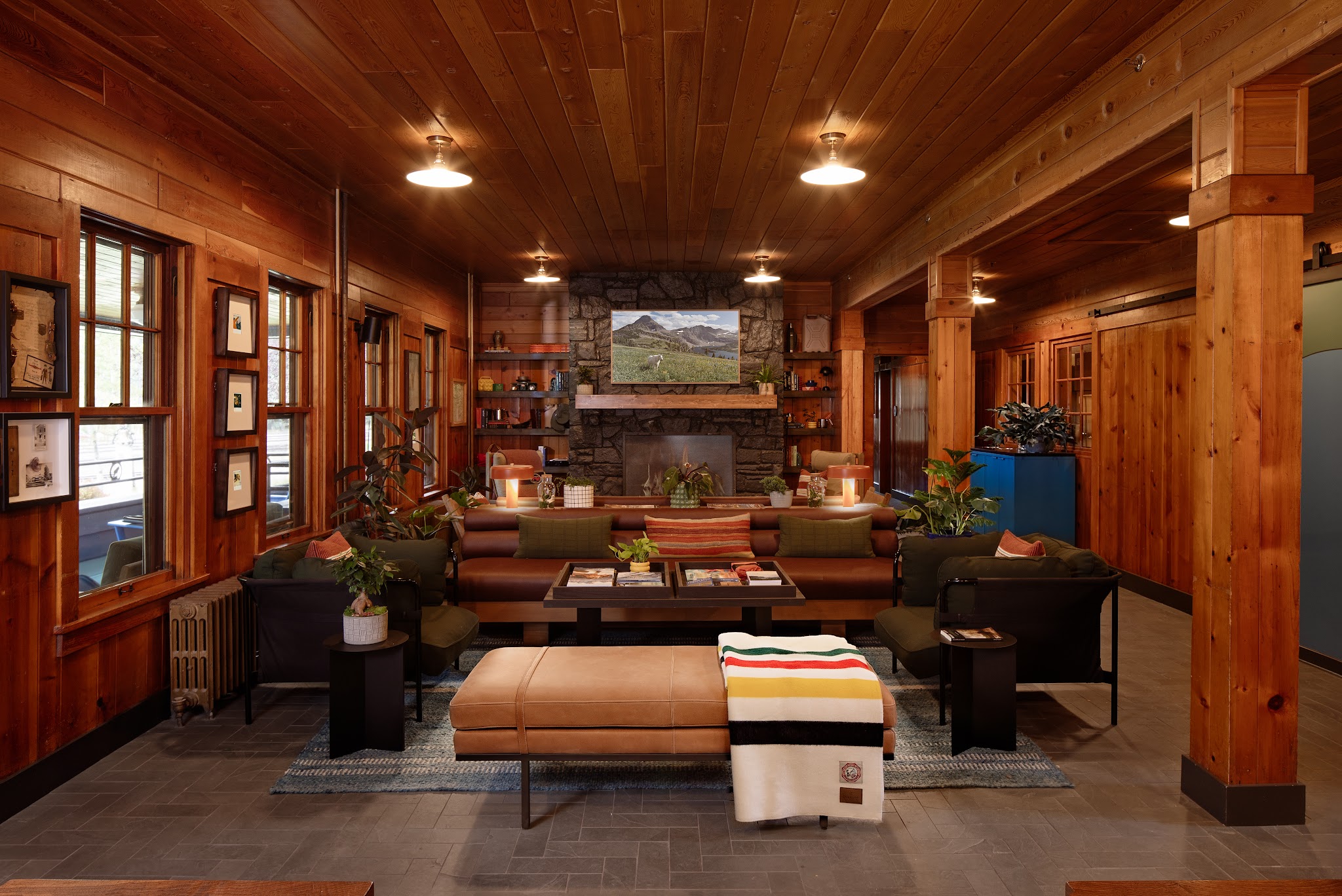 LOGE Glacier - Essex, MT