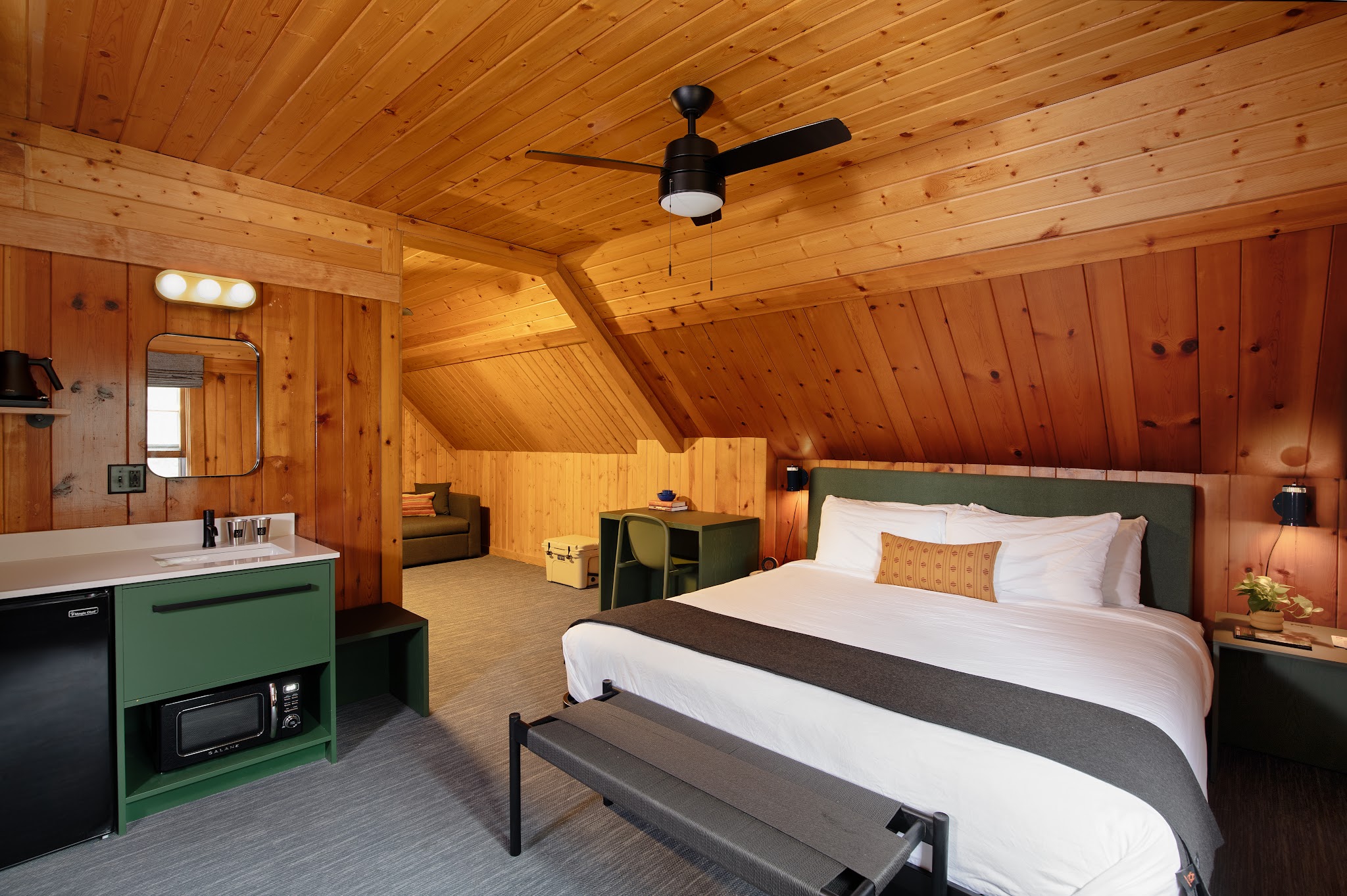 LOGE Glacier - Essex, MT