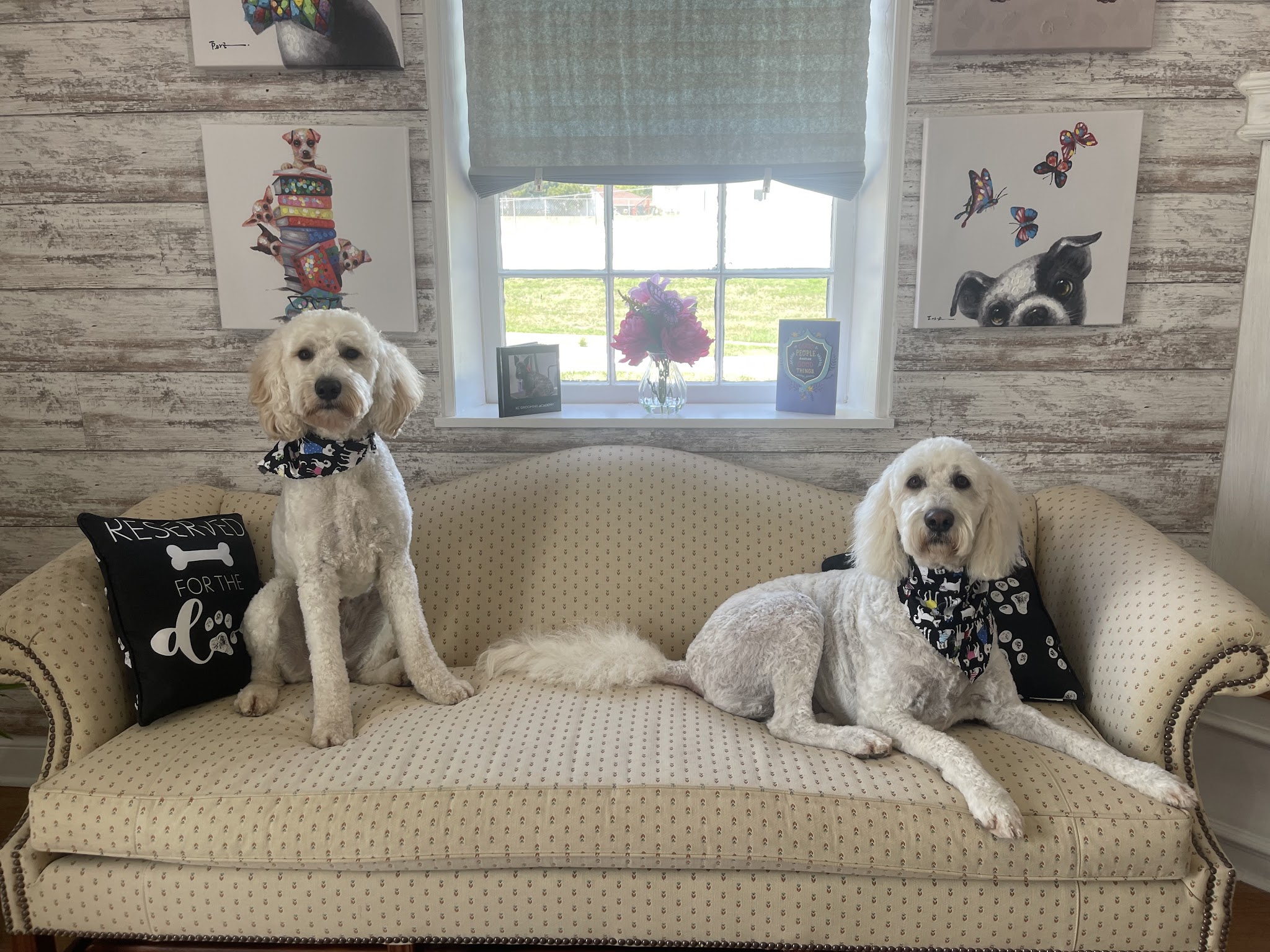 The Hound Lounge LLC - Louisburg, KS