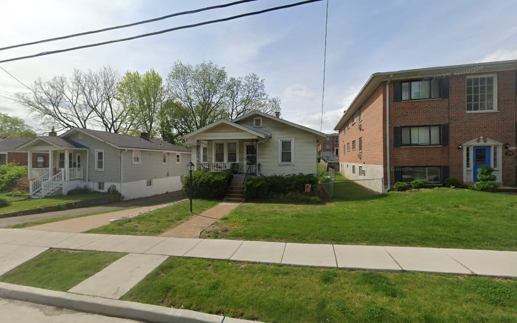 Anna’s Fully Fenced Yard for Dogs - Maplewood, MO