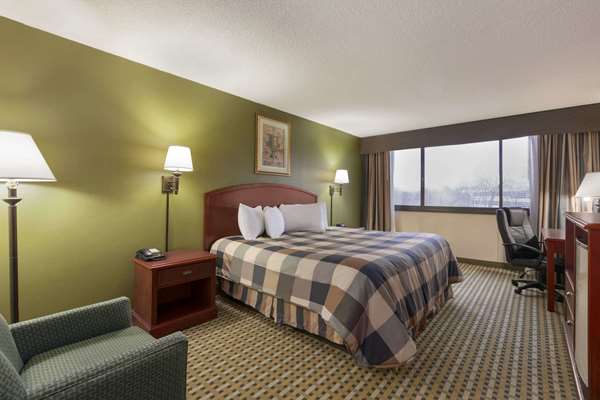 Ramada by Wyndham Rochelle Park Near Paramus - Rochelle Park, NJ