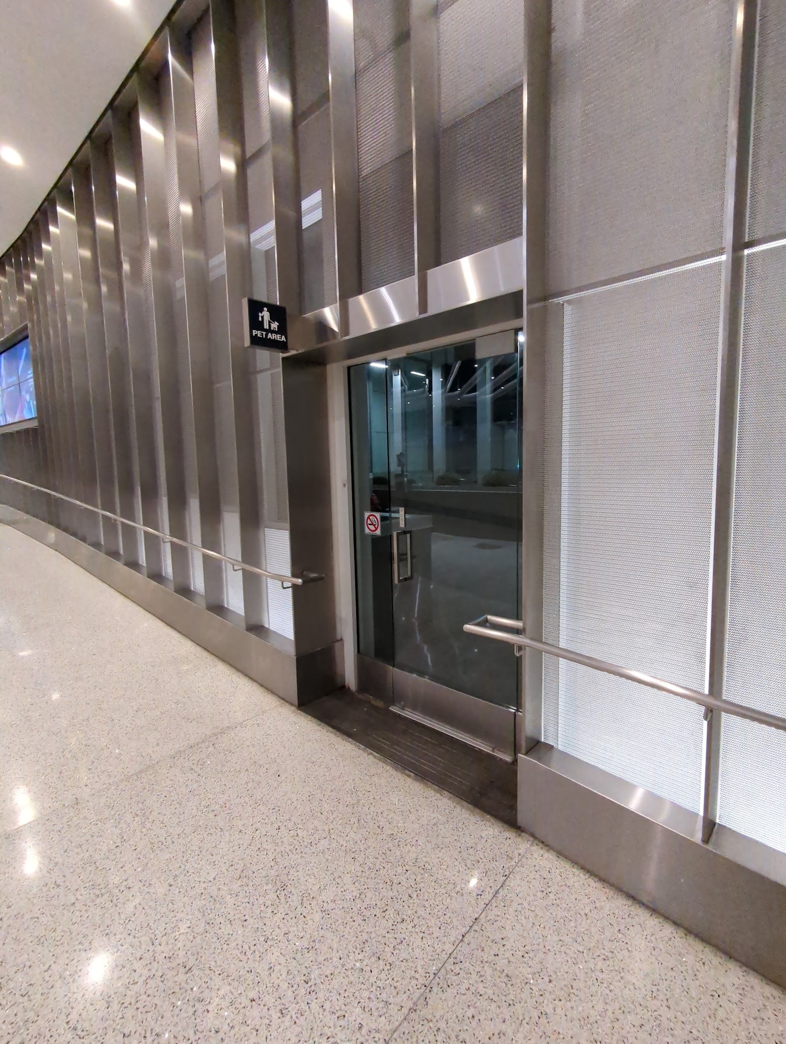 Terminal 6 Pet Relief Area - Los Angeles, CA